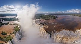 Devil&#8217;s throat from the height of 150 meters (Argentine side)